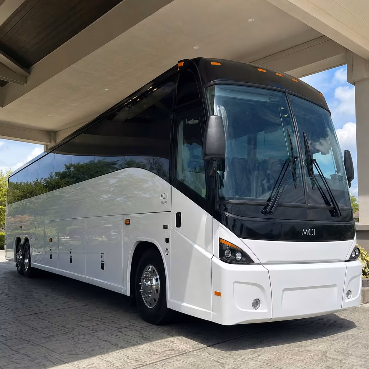 charterbusrentallongbeachca com is how long beach corporate groups handle airport transfers